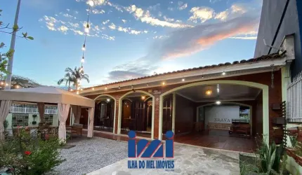 Casa com ponto comercial no centro de Matinhos-PR