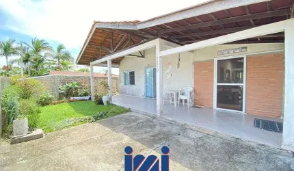 Casa com amplo espaço de terreno em Guaratuba