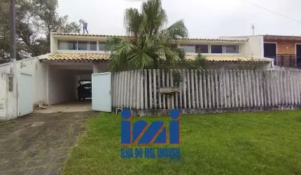 Sobrado com piscina a venda no centro de Guaratuba