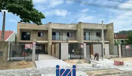 Sobrados novos com piscina no centro de Guaratuba