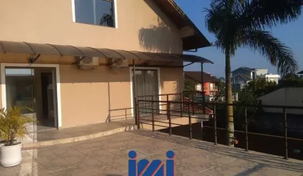 Sobrado triplex com piscina, Atami Sul