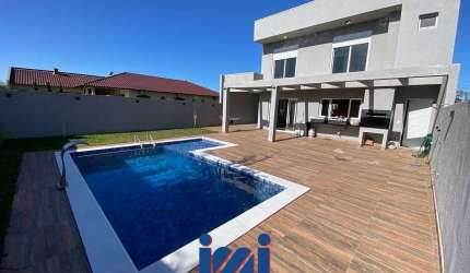 Sobrado com piscina alto padrão no Atami a venda