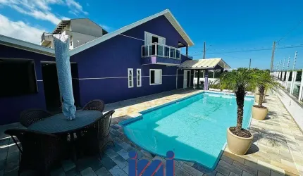 Sobrado com piscina frente mar a venda