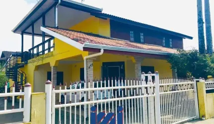 Sobrado com amplo terreno em Praia de Leste
