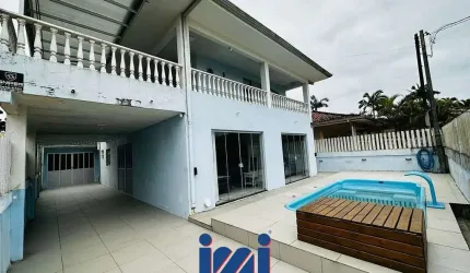 Sobrado com piscina perto do mar a venda