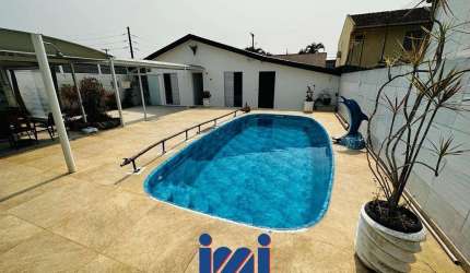 Casa averbada com piscina perto do mar a venda