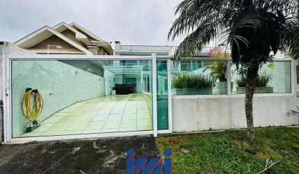 Sobrado com piscina perto do mar a venda no Atami