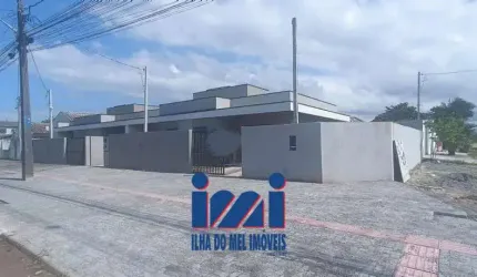 Casa á venda com 3 dormitórios no Bairro Piçarras
