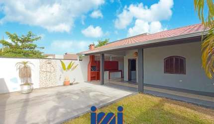 Casa na praia com espaço de terreno