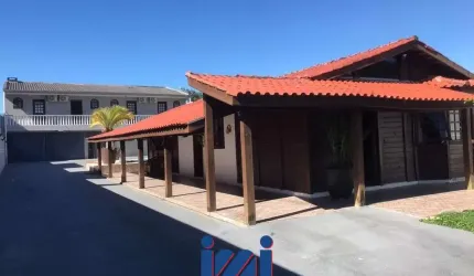 Ampla casa com edícula em Caiobá