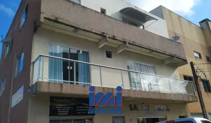Conjunto comercial na área central de Matinhos