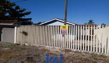 Residência com amplo terreno no Balneário Riviera