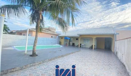 Casa com piscina à uma quadra do mar