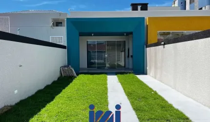 Casa na quadra do mar com espaço de terreno
