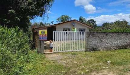 Casa com amplo espaço de terreno em Matinhos-PR