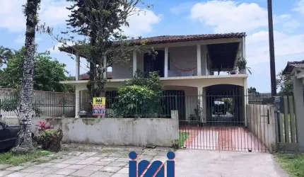 Sobrado espaçoso no Centro de Guaratuba.