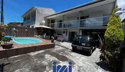 Sobrado com piscina em Praia de Leste