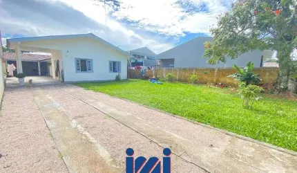 Casa a venda com amplo espaço de terreno