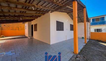 Casa financiável com espaço de terreno à venda