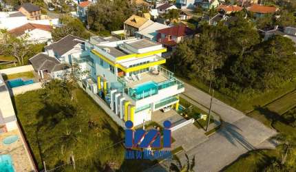 Triplex com elevador e piscina com borda infinita