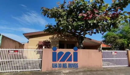 Duas casas independentes no Centro de Matinhos PR