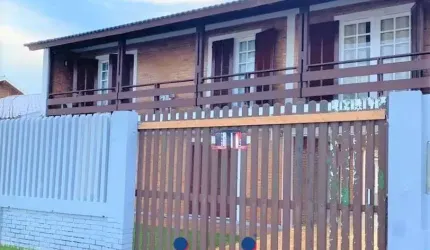 Sobrado frente mar com piscina no Baln Riviera.