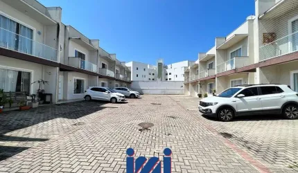Sobrado com piscina perto do mar