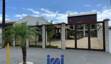 Triplex c/ piscina à venda