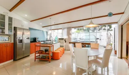 Lindo sobrado de esquina com 4 quartos e 3 vagas no Boa Vista!