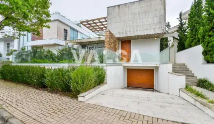 Linda casa com 4 suítes em condomínio clube no Campo Comprido!