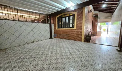 Casa Geminada à Venda em Praia Grande na Guilhermina, com 2 quartos e 2 vagas