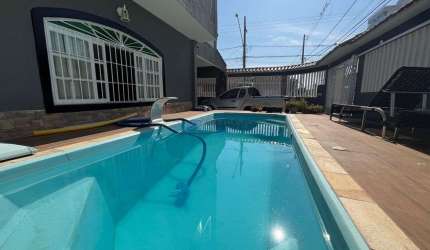 Sobrado à venda em Praia Grande com 03 quartos e piscina no bairro Ocian