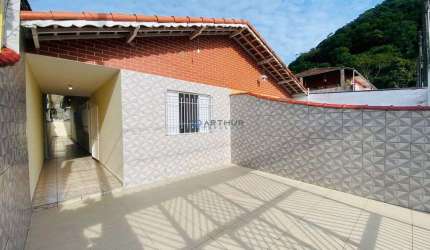 Casa à Venda em Mongaguá  com 02 quartos, sendo 01 suíte e 02 vagas de garagem
