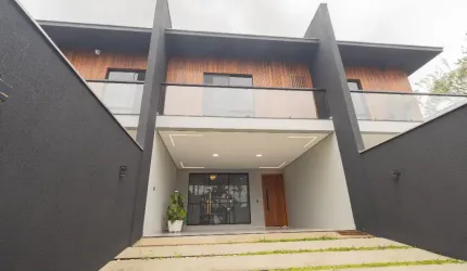 Sobrado geminado no bairro bom retiro em Joinville - SC, com 1 suíte e 2 dormitórios por R$ 1.200.000,00.