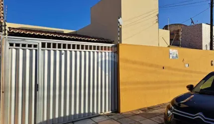 Casa com 3 Dormitórios, sendo uma suíte, closet e dependência com banheiro