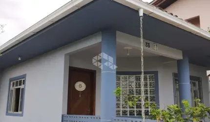 CASA DE DOIS ANDARES SENDO 3 DORMITÓRIOS/ QUARTOS COM 1 SUÍTE NO BAIRRO FORQUILINHAS - SÃO JOSÉ NO VALOR DE R$ 760.000,00.
