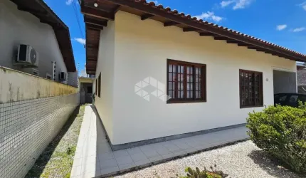 CASA COM 3 DORMITÓRIOS/QUARTOS EM PALHOÇA - SC Á VENDA POR R$ 689.000,00.