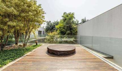 Casa com projeto de Arthur Casas e paisagismo de Gil Fialho em Jardim Europa - São Paulo - SP