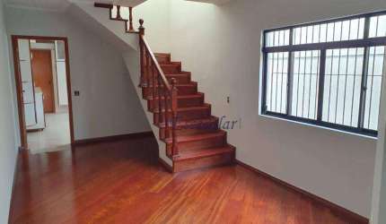 Sobrado com 227mts2 com 3suítes,6vagas com sala ampla para 2 ambientes no Jardim Paraiso.