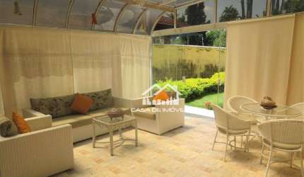 Vende ou aluga casa térrea com 4 suítes, piscina e churrasqueira.