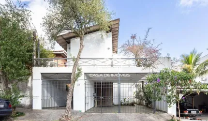 Vende casa no Morumbi, em rua fechada, com 257m² e 5 dormitórios.