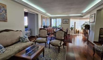 Vende apartamento com 700m², 4 suítes e 5 vagas no Morumbi.
