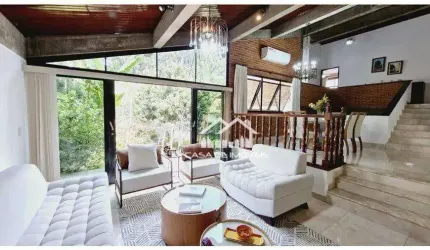 Vende casa tipo sobrado com 254m², 3 dormitórios, muita área externa, na Vila Suzana.