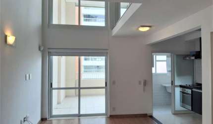 Aluga apartamento duplex, 1 suíte, 2 vagas na Vila Olímpia.