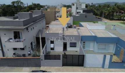 Casa com alto padrão de acabamento, 03 dormitórios e próxima ao mar