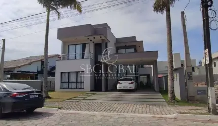Luxo e Conforto em Itapoá/SC: Sobrado no Condomínio South Beach com Piscina e 4 Suítes