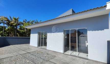Casa de esquina com 03 quartos (01 suíte), próxima ao centro comercial em Itapoá/SC!
