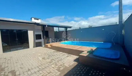 Casa com piscina no Balneário Rainha do Mar em Itapoá-SC