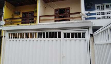 ACONCHEGANTE CASA COM 2 QUARTOS E GARAGEM COBERTA EM RUA FECHADA