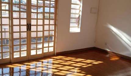 VENDO CASA DE ESQUINA ILUMINAÇÃO NATURAL!!